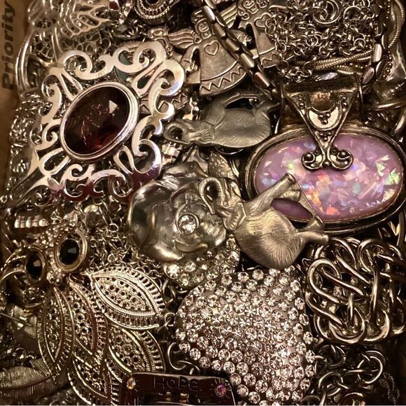 4 LBS Vintage jewelry lot - Picture 4 of 7